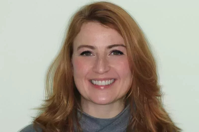 10 non cutting veneers and implant